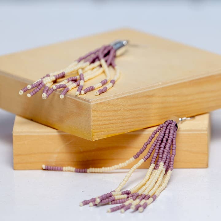 Quaste Ohrringe - Creme & Lavendel für den Großhandel von Zuri Styles