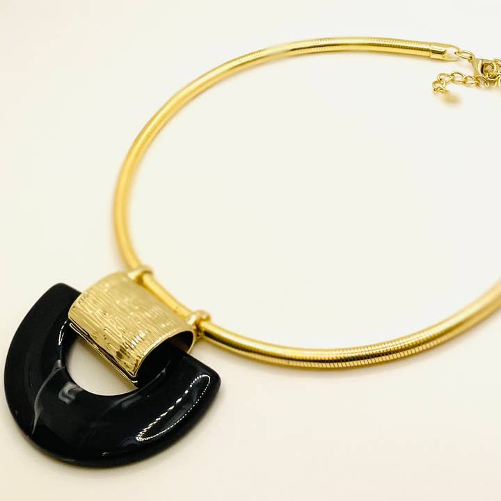 TWO FORTY TWO - Wholesale Choker/Collar - EVERYDAY - Gold Serpentine Collar with Black Pendant (NK123)