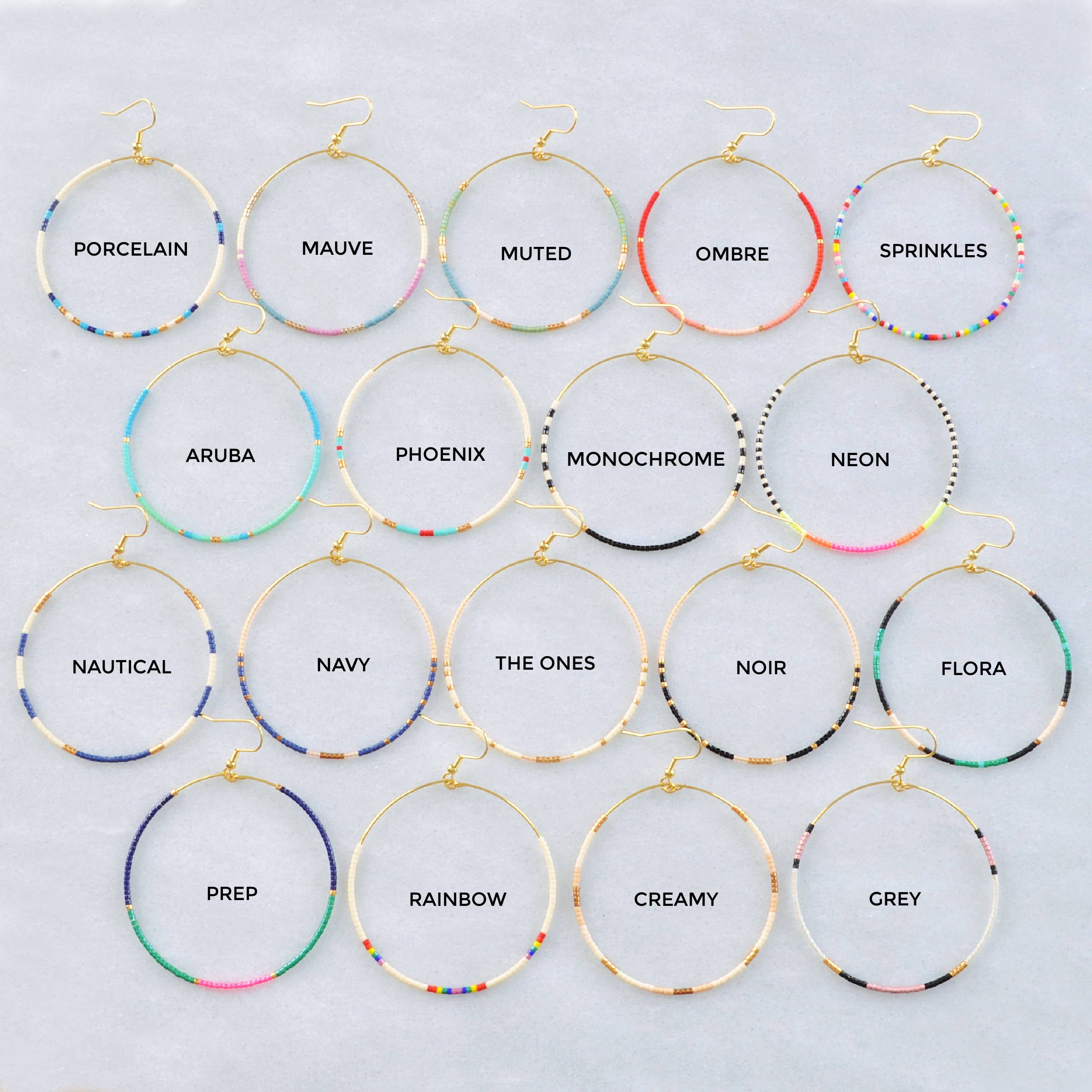 Libby & Smee – wholesale Hängande örhängen – Stora guldpärlformade dinglande hoopörhängen36