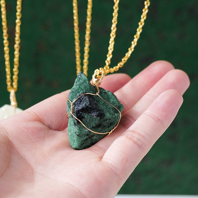 Moon Rituals - Vente Colliers à pendentif - Collier en Cristal Brut avec Chaîne en Or – Choisissez Votre Pierre : Quartz Clair, Améthyste, Quartz Rose, Aigue-Marine & Cadeau de Cristal de Noël1