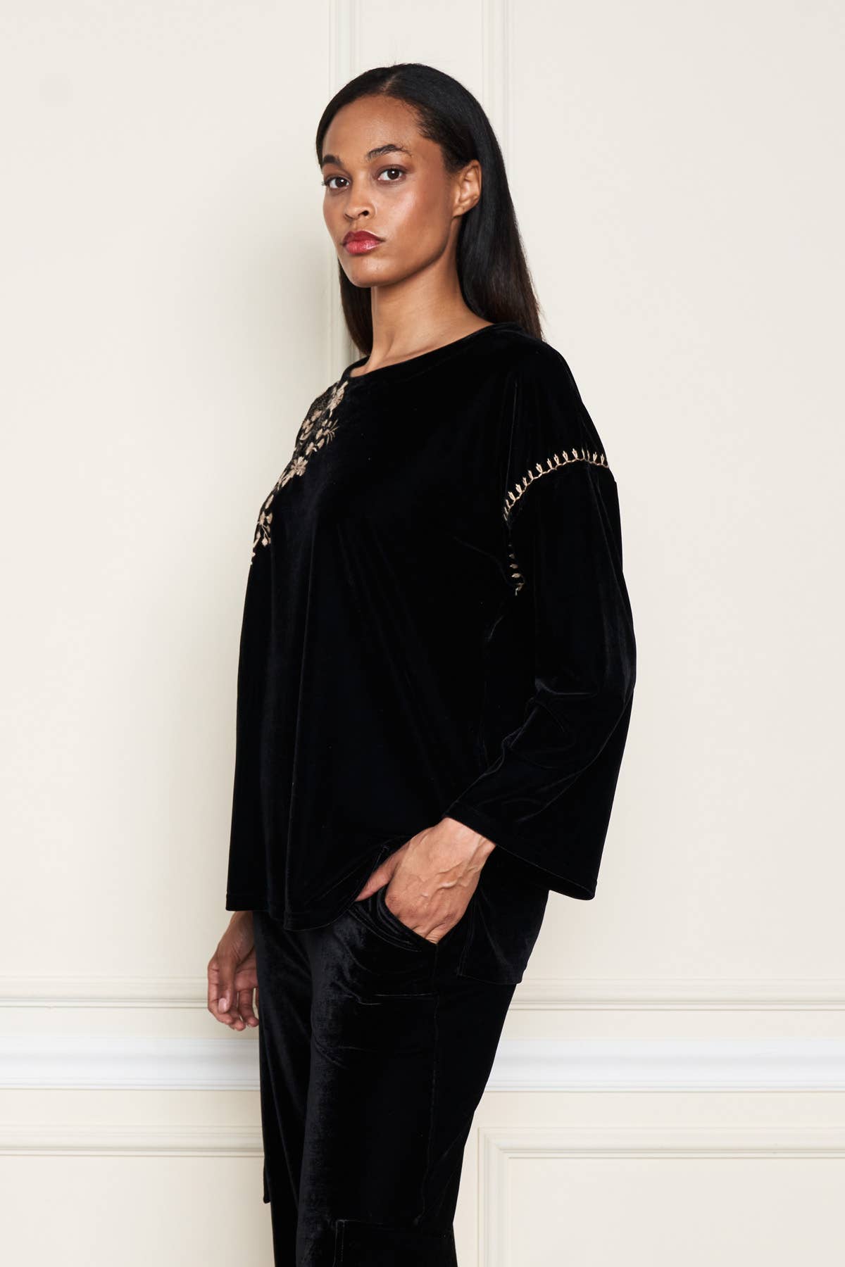 Paparazzi - Venta al por mayor Blusa - Mujer - Top de terciopelo elástico con bordado tonal en hombro 1321-MAT2