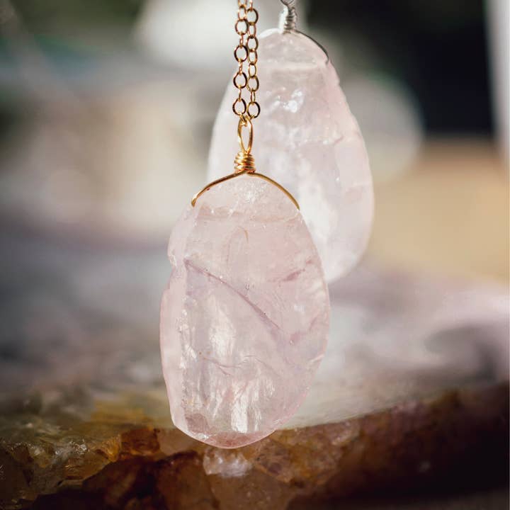 GEMNIA – Großhandel Kette mit Anhänger/Charm – Rohe Rosenquarz Kristall Halskette2