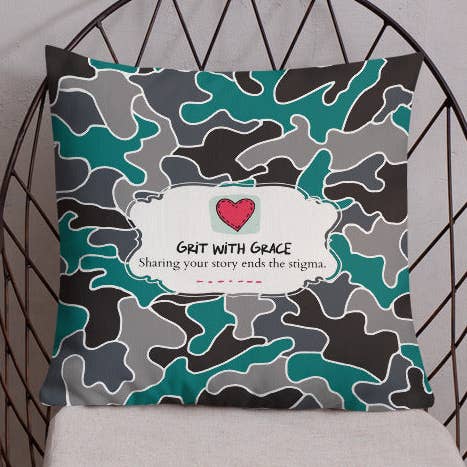 Coussin Premium Camouflage pour Passionnés de l'Armée pour la vente par Grit with Grace, LLC