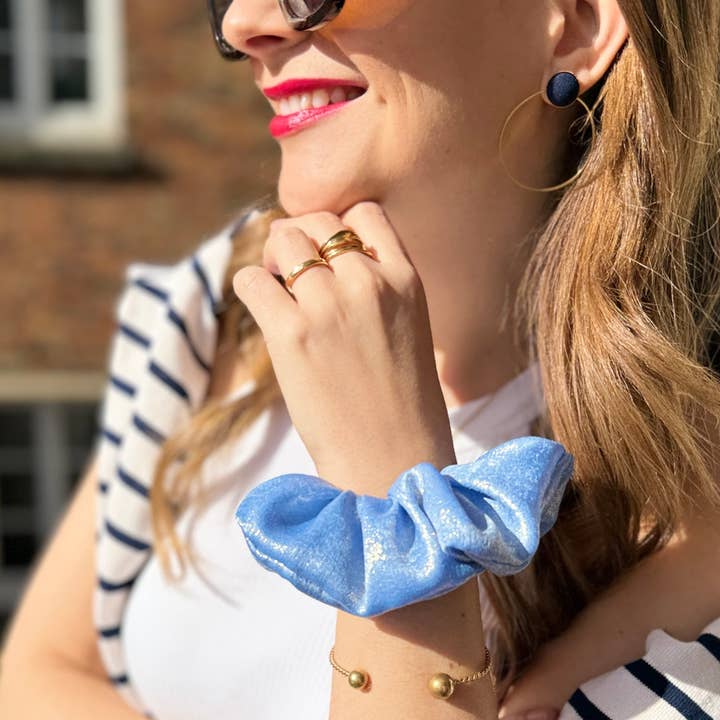 Chouchou IRISÉ CIEL / polyester brillant pour la vente par Laure Derrey