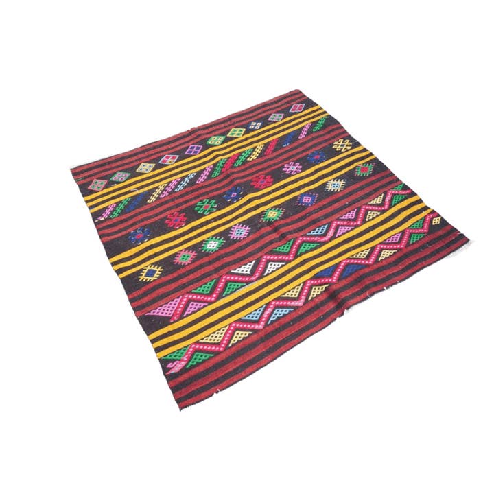 Tapis Kilim Brodé Vintage No3 pour la vente par Bohemtolia
