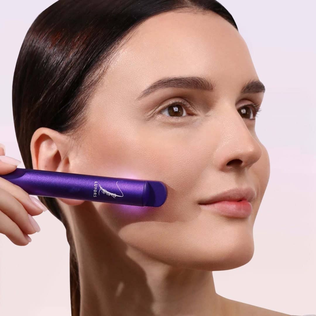 Luyors - Vendita all'ingrosso Dispositivi elettronici per la cura della pelle - Chromaglow™ Bastoncino per la Cura della Pelle a 7 Colori4