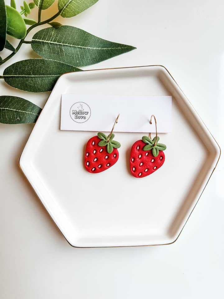 Orecchini a cerchio con fragola | Orecchini Boho Fruit Clay per la vendita all'ingrosso da parte di Mellow Dove Designs