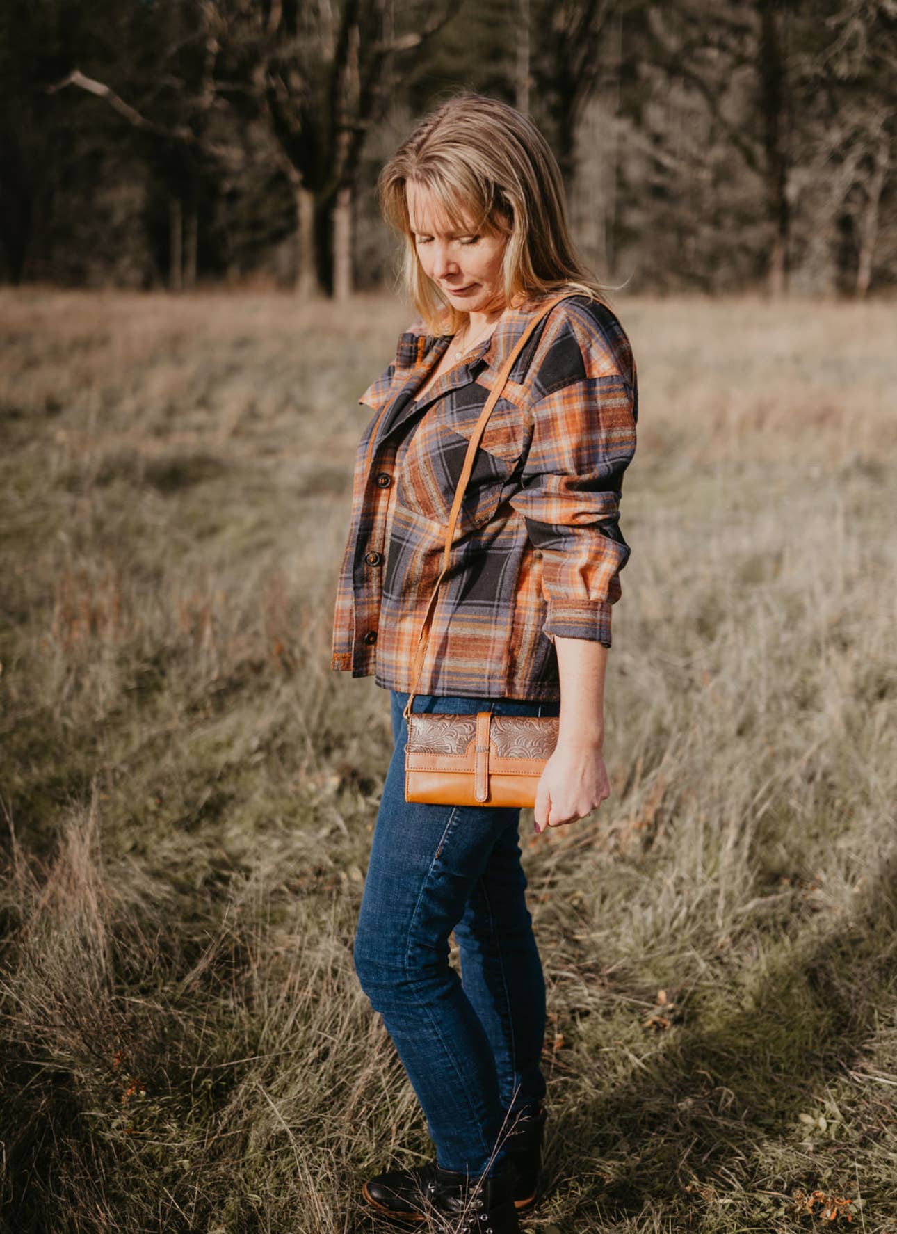 FRINGE & LUXE - Wholesale Wallet - Women's -   Leather embossed wallet -W/removable crossbody strap 2