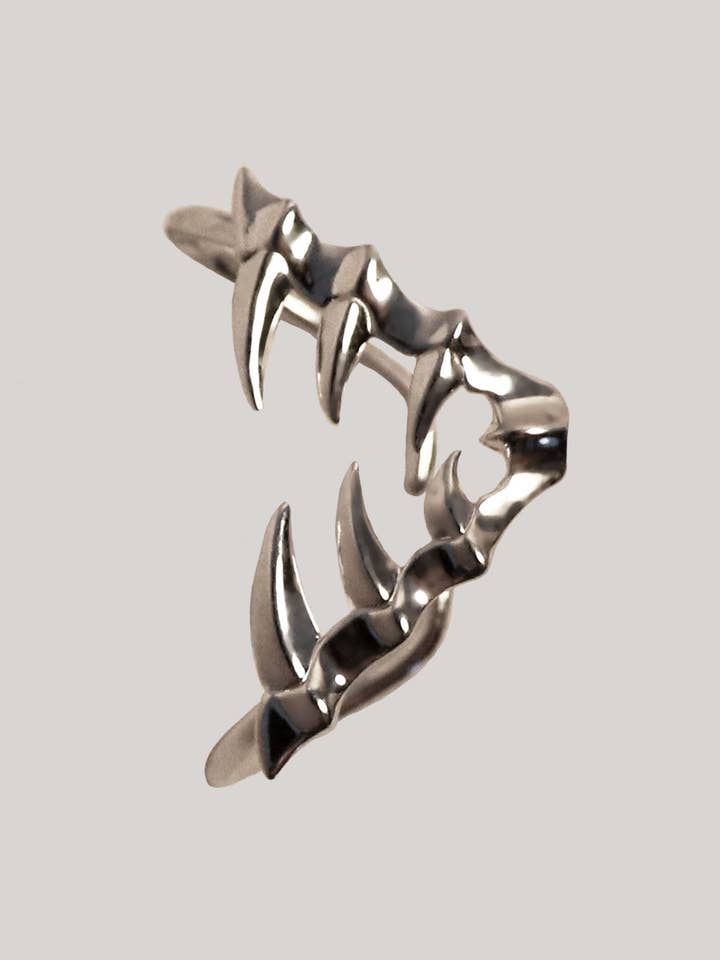 Bracelet d'oreille Fossil pour la vente par Austin James Smith