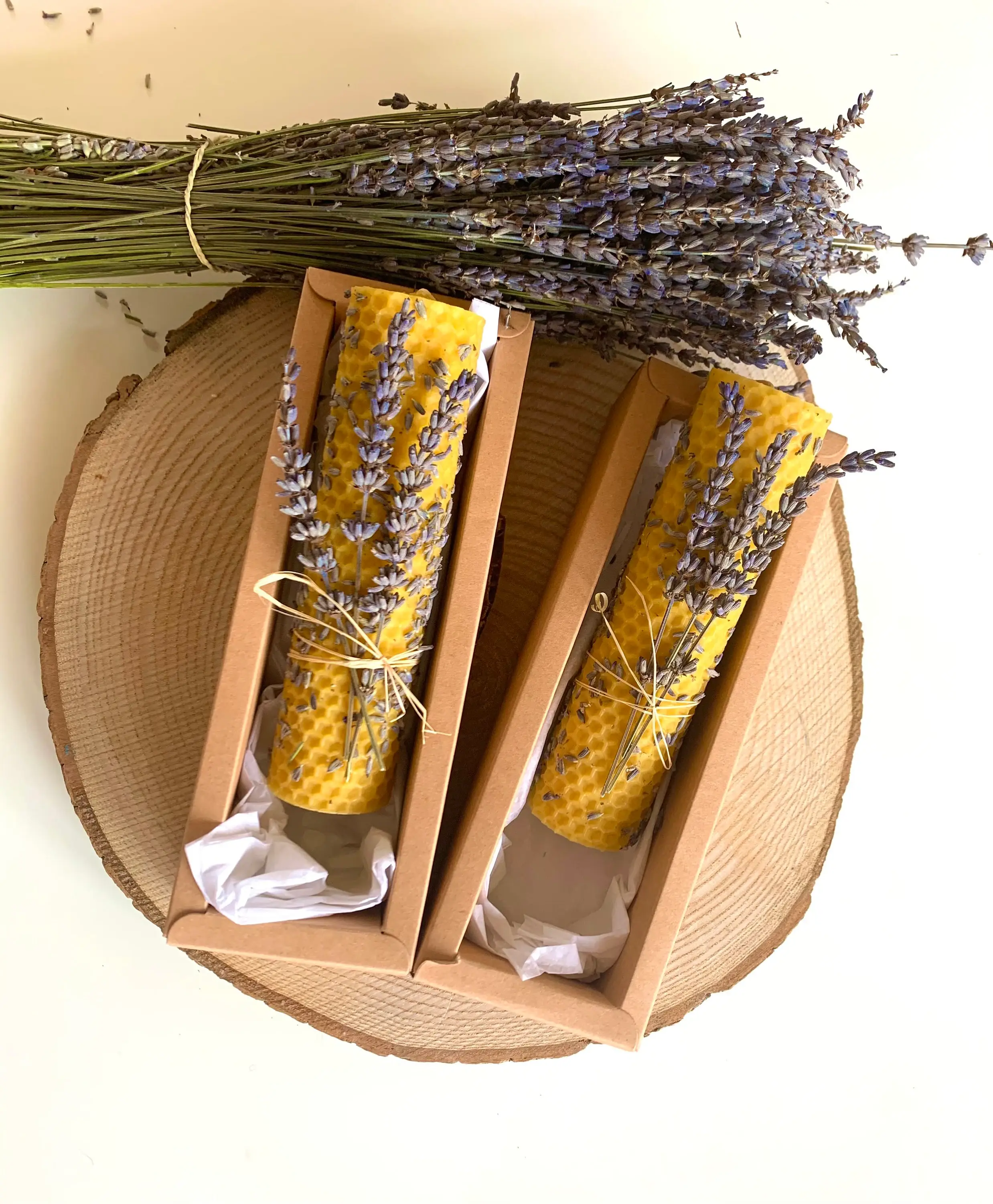 HoneyGifts - Wholesale Zuilkaars - Lavendel 100% zuivere bijenwas kaars4