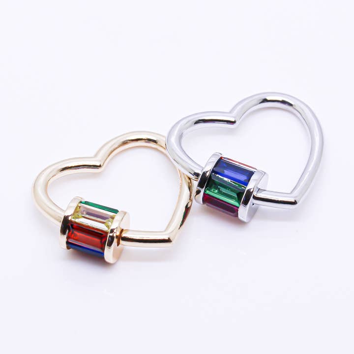 Verrou mousqueton cœur avec zircon cubique arc-en-ciel or/argent en forme de baguette, CLG143 pour la vente par Jewel Pledge