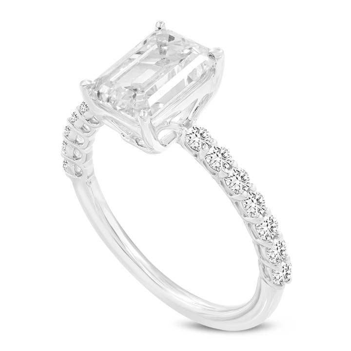 Bague de fiançailles Calista en or blanc 14K avec diamant taille émeraude de laboratoire - 2,55 ct au total pour la vente par LuvMyJewelry (LMJ)