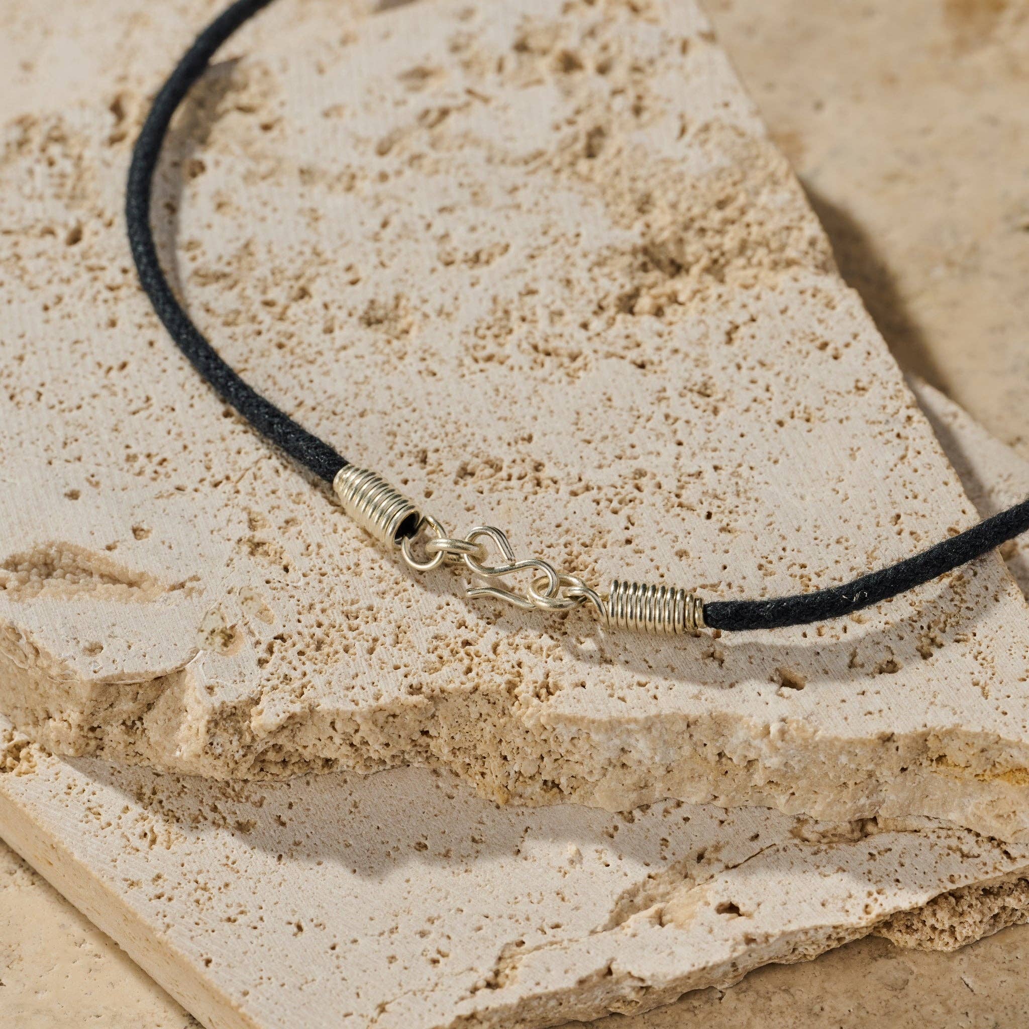 Ten Thousand Villages - Vente Collier maille et chaîne - Collier en métal torsadé Kitanzi2