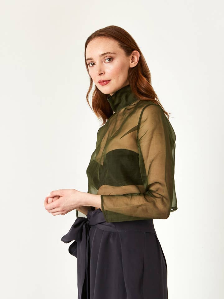 Ronne Sheer topp i silkesorganza i eukalyptusgrön för wholesale av Jasmine Chong