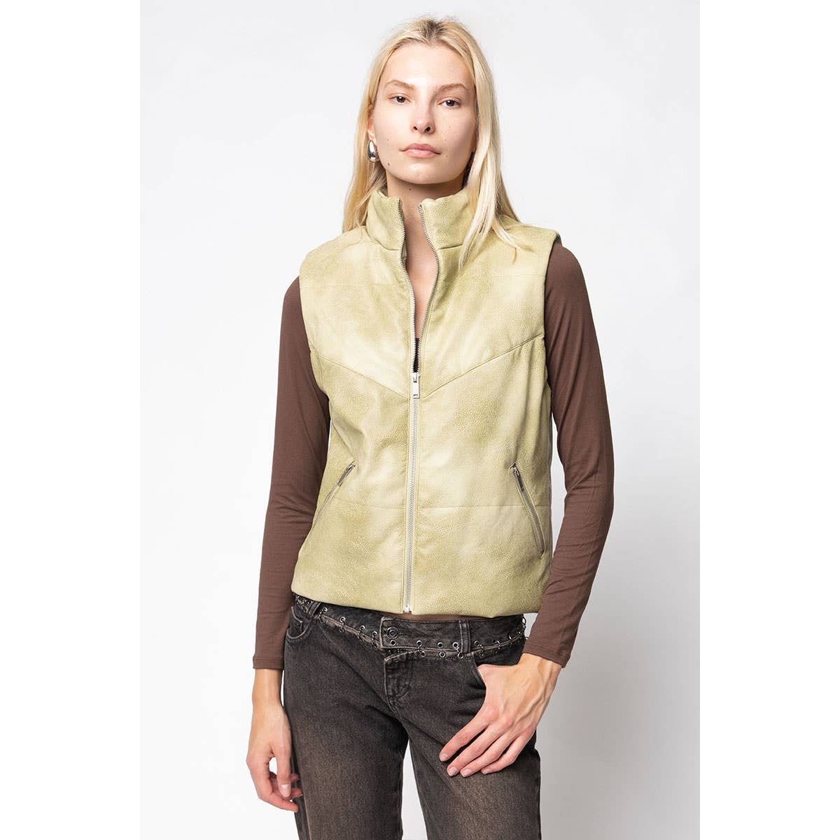 Naked Zebra - Vente Veste sans manches – femme - Gilet rembourré en cuir végétalien avec fermeture éclair sur le devant13