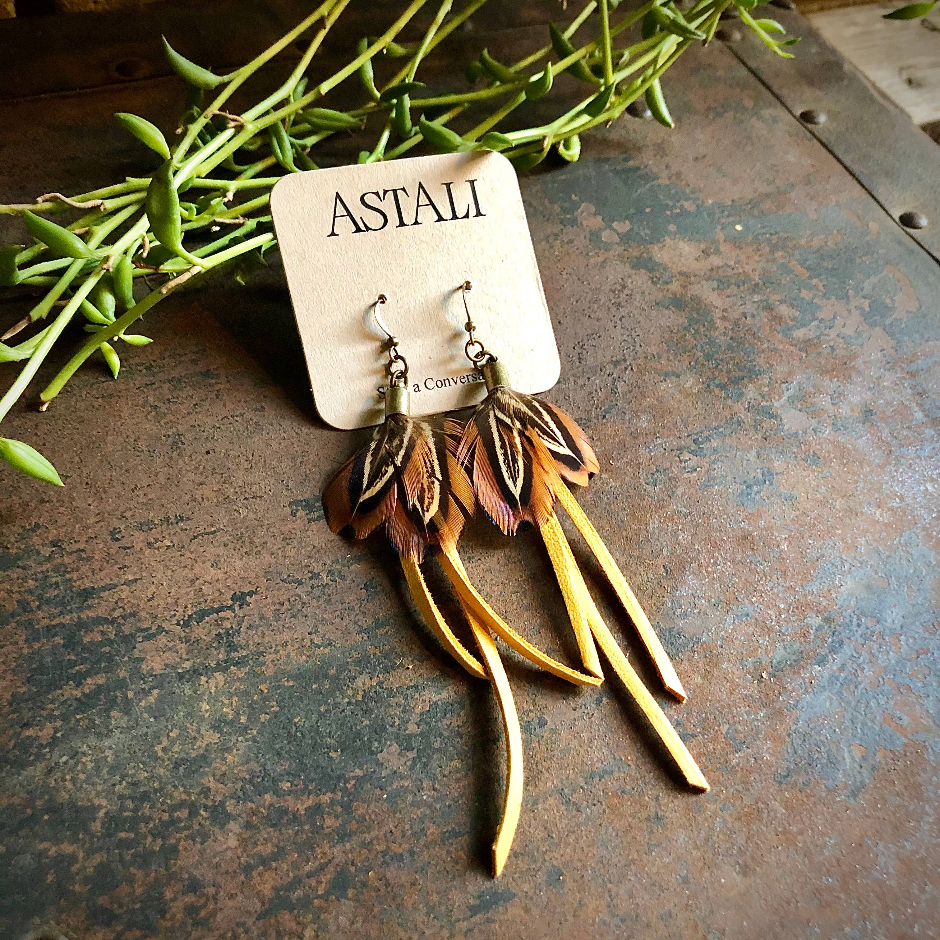 ASTALI - Wholesale Kwastjesoorbellen - Mini-oorbellen met veren - goudleer en fazantenveren5