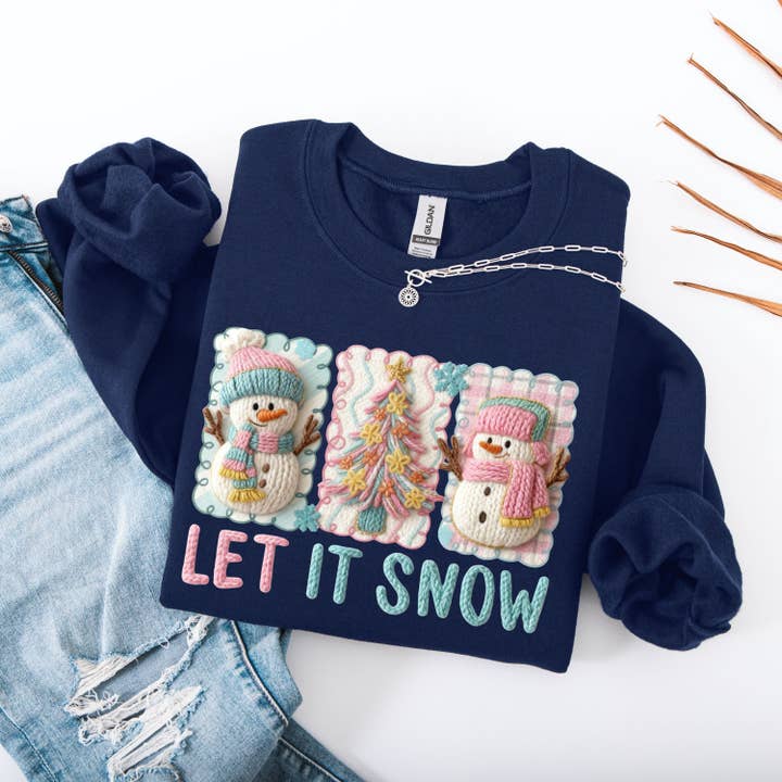 Sweatshirt Coquette Let It Snow | Look Broderie Façon Impression DTF Bonhomme de Neige Col Rond | Pull Esthétique Hivernale Pastel | Fille Douce Hivernale Confortable pour la vente par DONNA SHIRTS