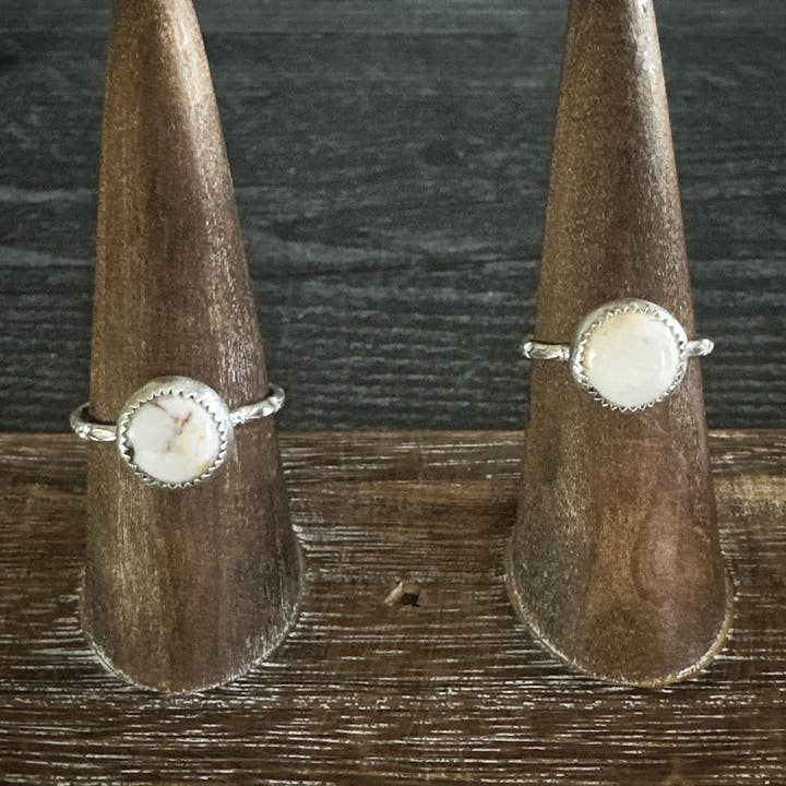 Anello in Argento Sterling con Tondo di White Buffalo per la vendita all'ingrosso da parte di oaktownwendy