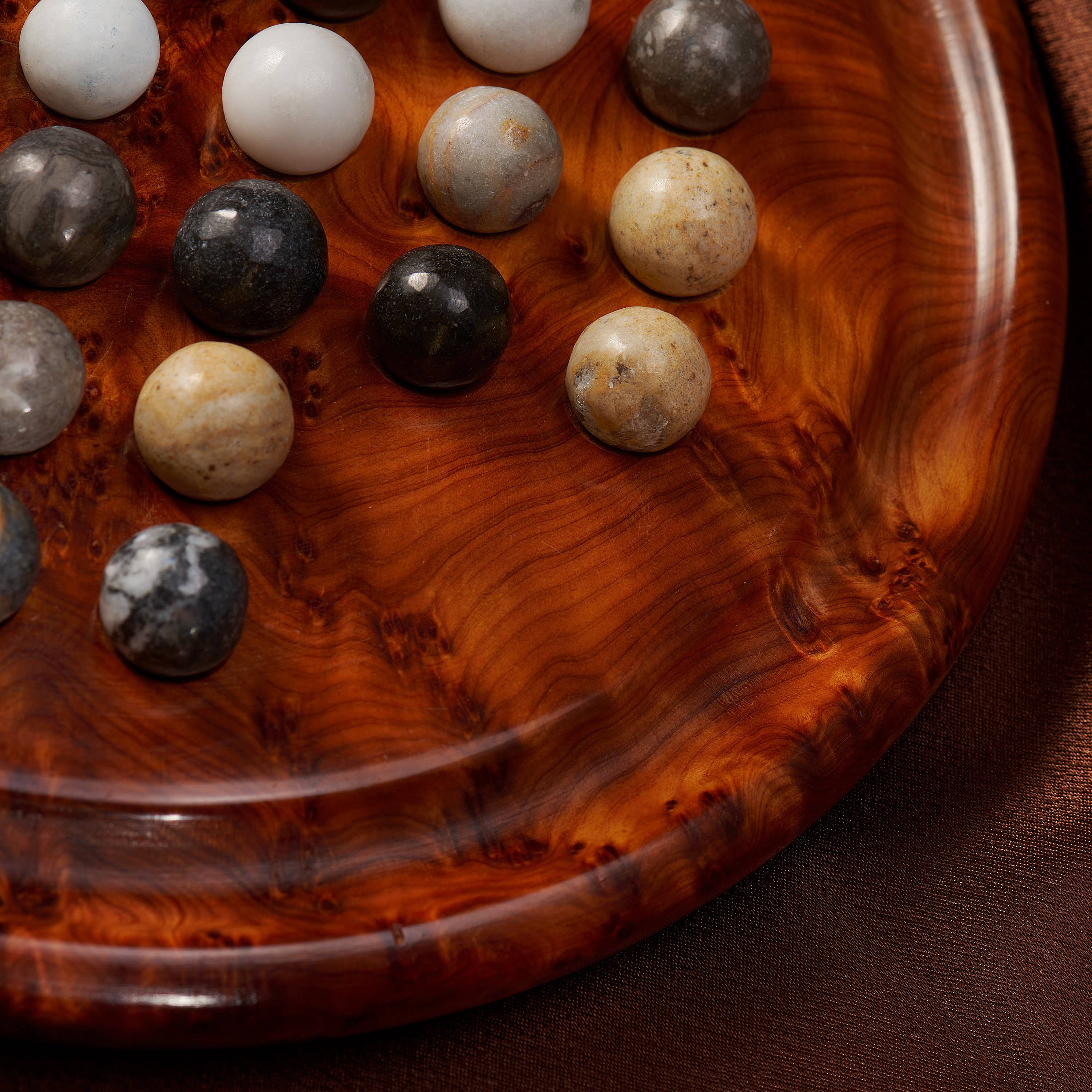 Yemma Goods - Venta al por mayor Juegos de mesa - Juego de Solitario Artesanal de Madera Thuya con Bolas de Mármol6