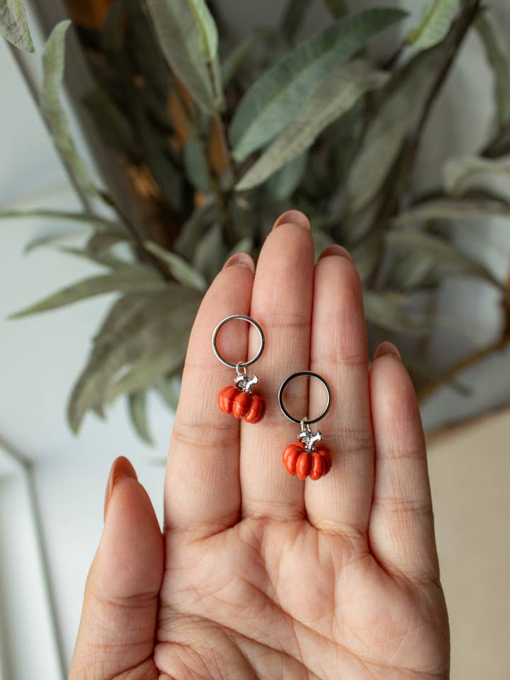 Enamel Pumpkin Mini Hoop voor de herfst bungelt voor wholesale door Indigo Clay Jewelry