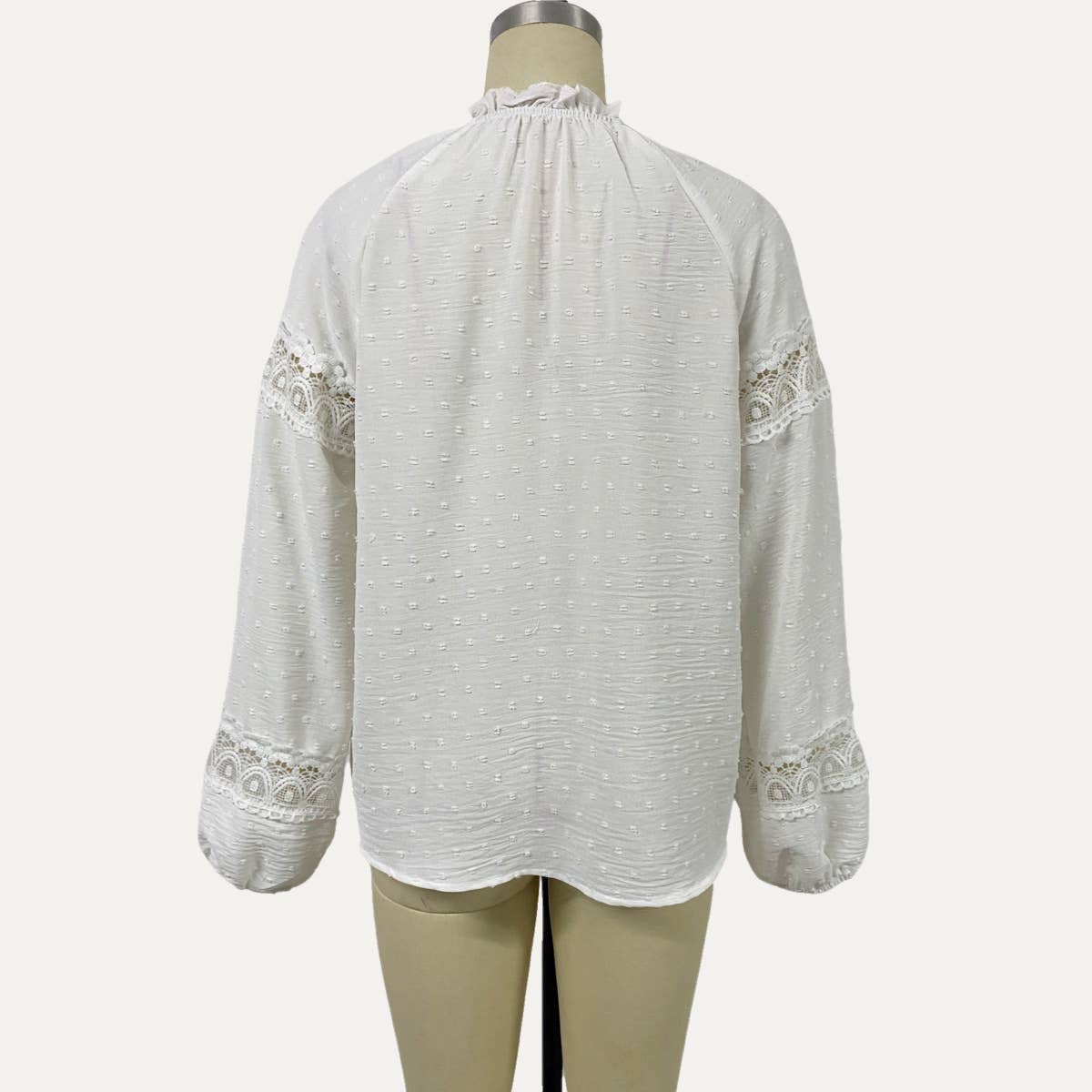 Wit Dromerige witte gehaakte kanten top met Zwitserse stippen en strikceintuur voor groothandel op Faire1