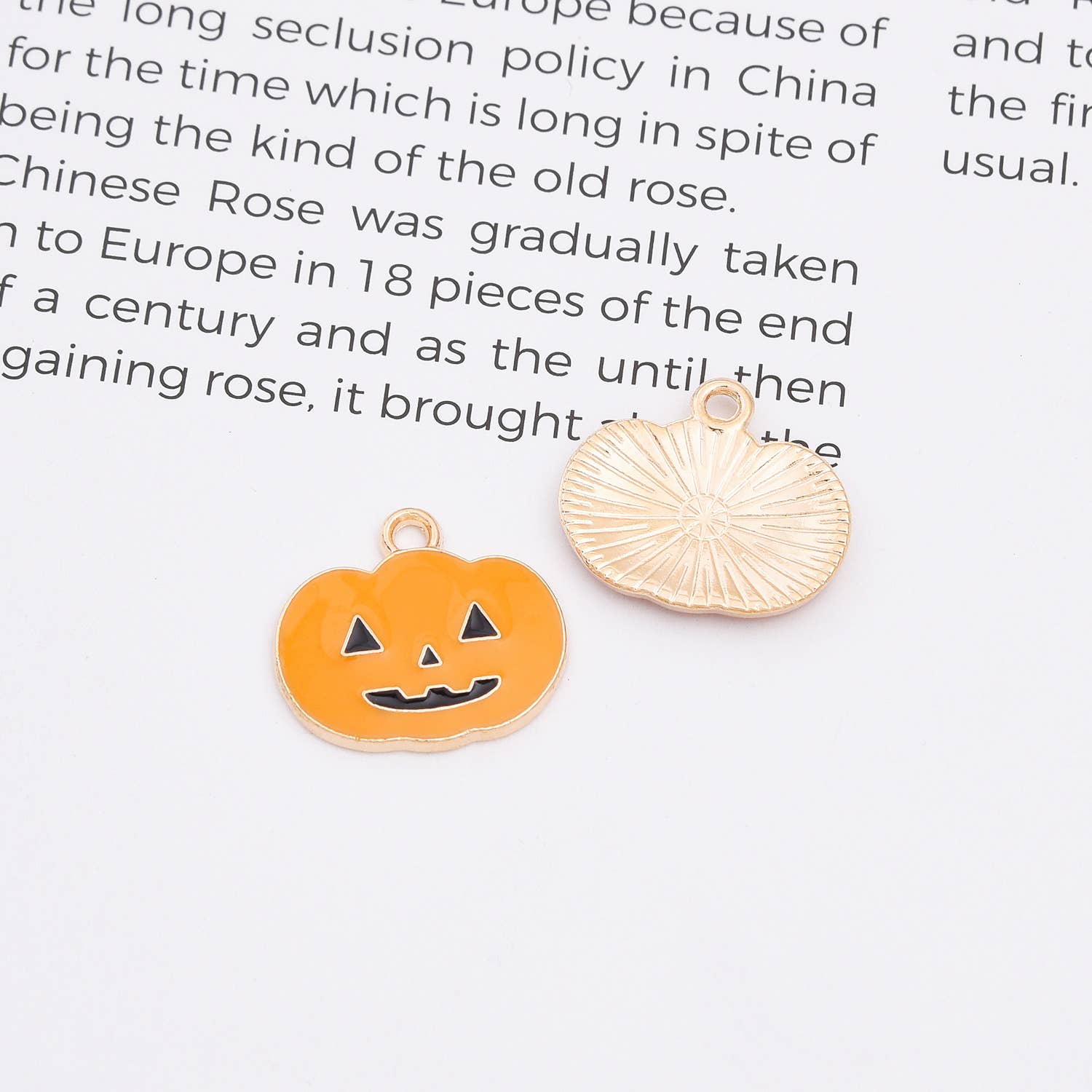 findings4uGem – wholesale Hänge-/berlockhalsband – Guldpläterad Emalj Halloween Fint Berlockhänge, CP21504