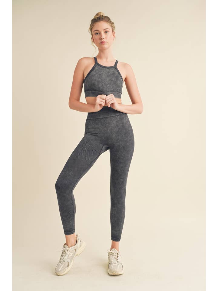KIMBERLY C – Engroshandel Activewear-sæt – til kvinder – Sømløs ribbet BH og leggingssæt med høj hals17