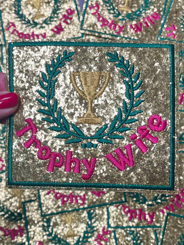 Patch Trophy Wife, Patch de chapéu de caminhoneiro, adesivo Boujee, Patch para chapéu, Trophy Wife Chapéu, Presente para Esposa, Presente para Noiva, Patch Trendy, Patch Iron On Trophy Wife por atacado de sequinandstiches