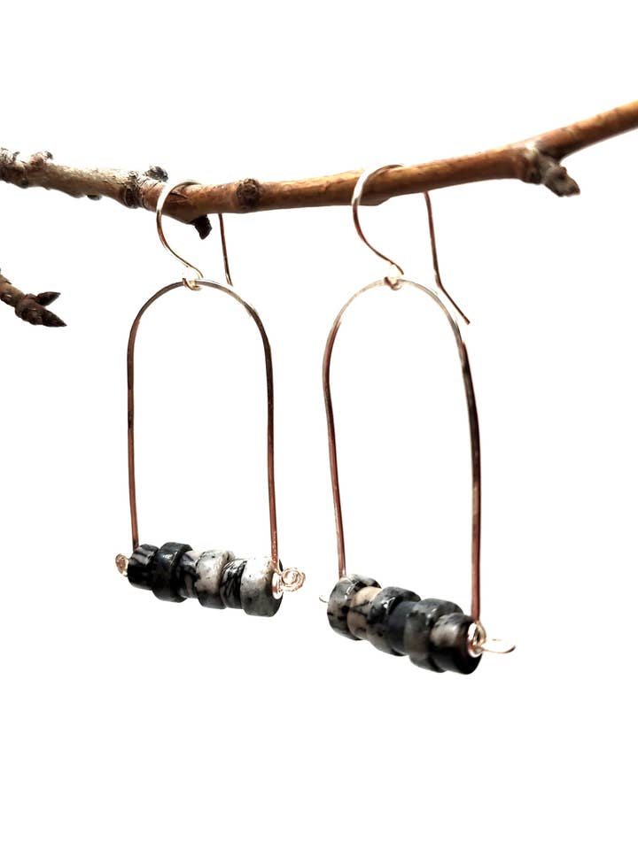 Pendientes en forma de arco oscilante con ágata negra para venta al por mayor de Jezabel Adornment