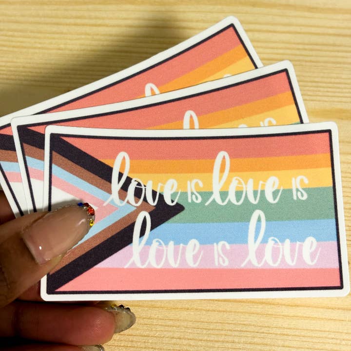 Kärlek är kärlek är kärlek klistermärke PRIDE för wholesale av Mapp Designs Stationery