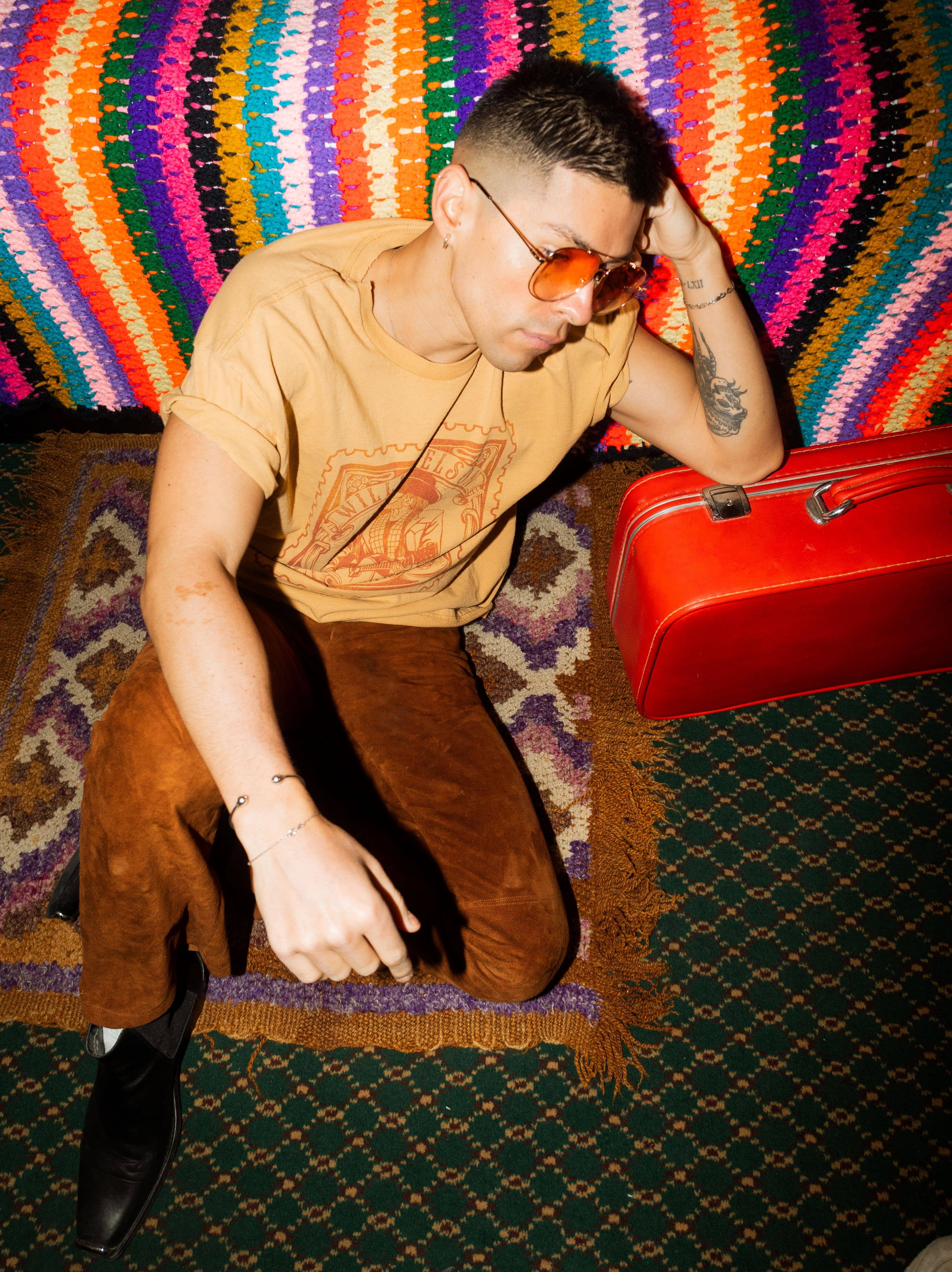 LivyLu - Wholesale Screen Printed T-Shirt - Unisex - Willie Nelson Stamp Old Gold Thrifted Licensed Graphic Tee6