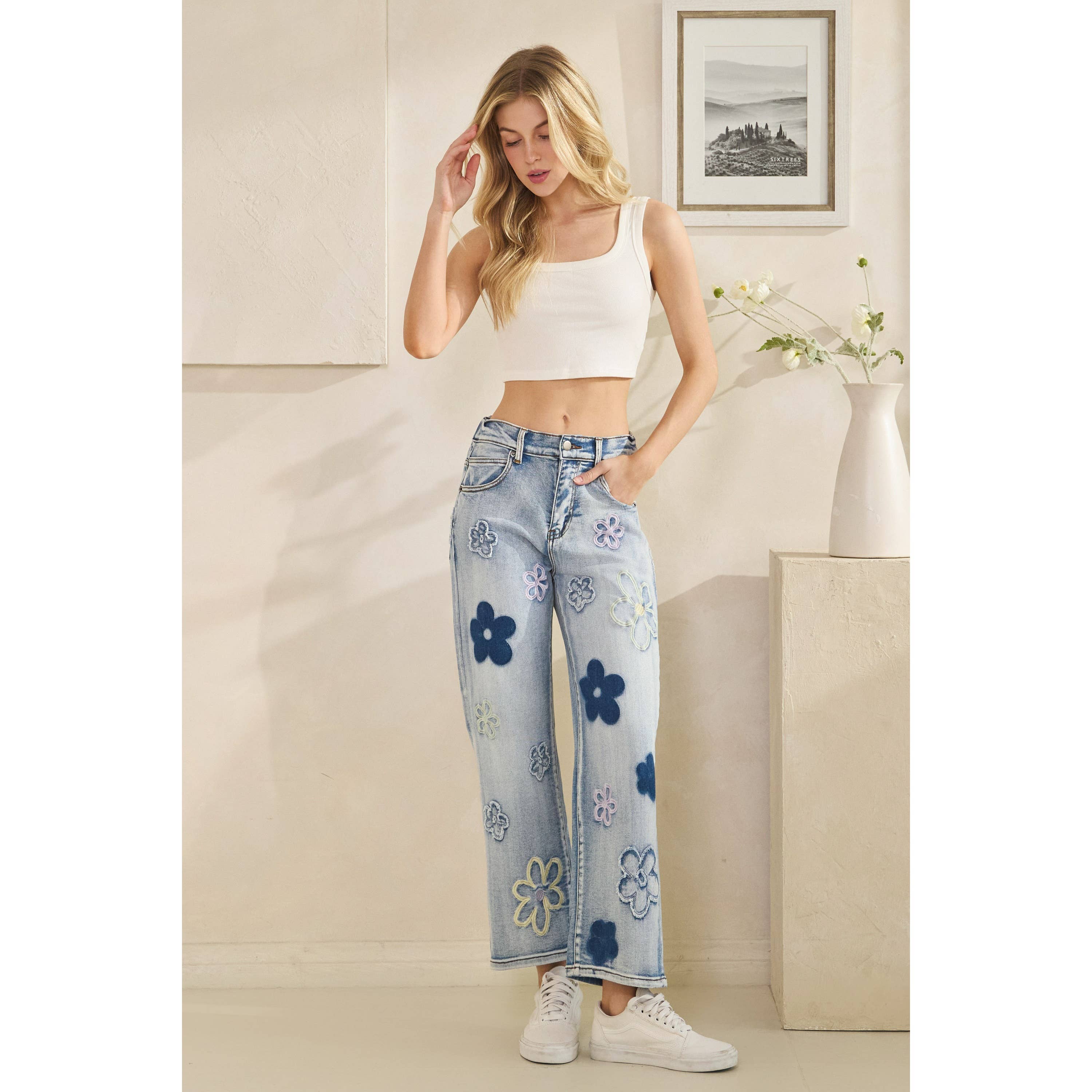 DENIM GEWASSEN STRETCH DENIM BROEK MET BLOEMENBORDUURSEL voor groothandel op Faire1