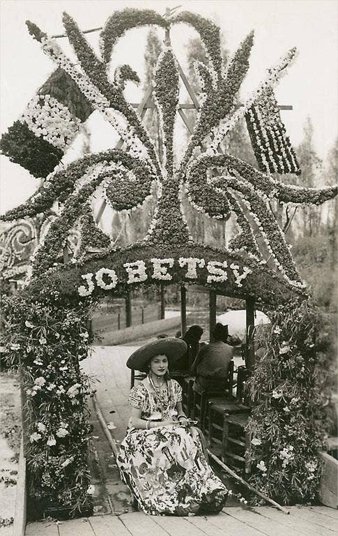 Found Image Press - Vente Autocollant - Autocollant MX-358 Señorita avec Affichage Floral Élaboré0