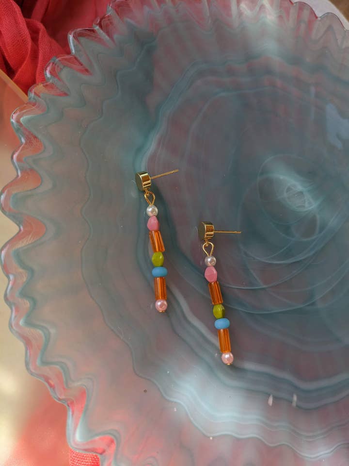 Brincos Modernos Rosa, Laranja, Azul, Verde e Pérola por atacado de Crafty Archivist