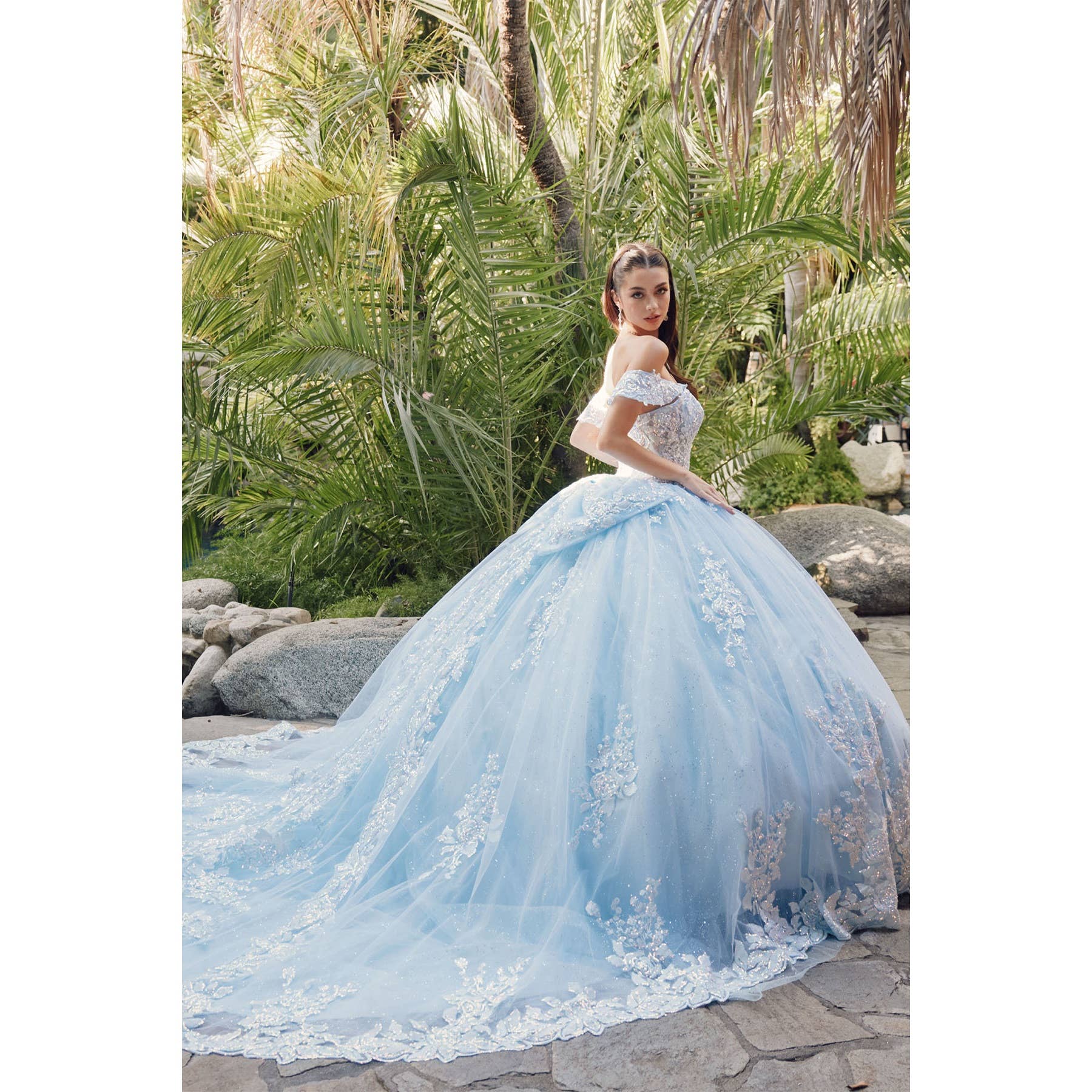 Juliet – Großhandel Abendkleid – Damen – Schulterfreies Quinceañera-Ballkleid mit Stickereien, Spitzenapplikationen und Schleife am Rücken6