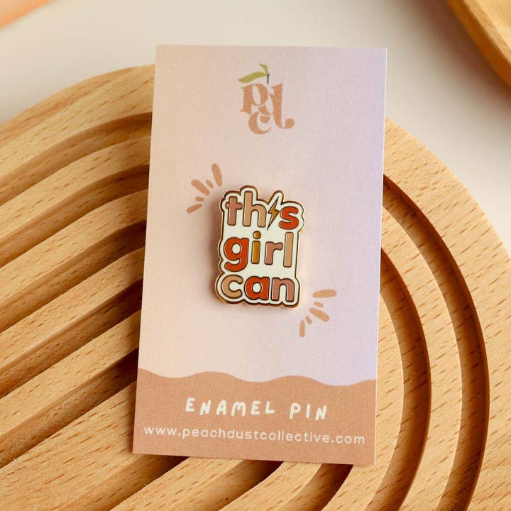 Deze Meid Kan Emaille Speld (Goud) voor wholesale door Peach Dust Collective
