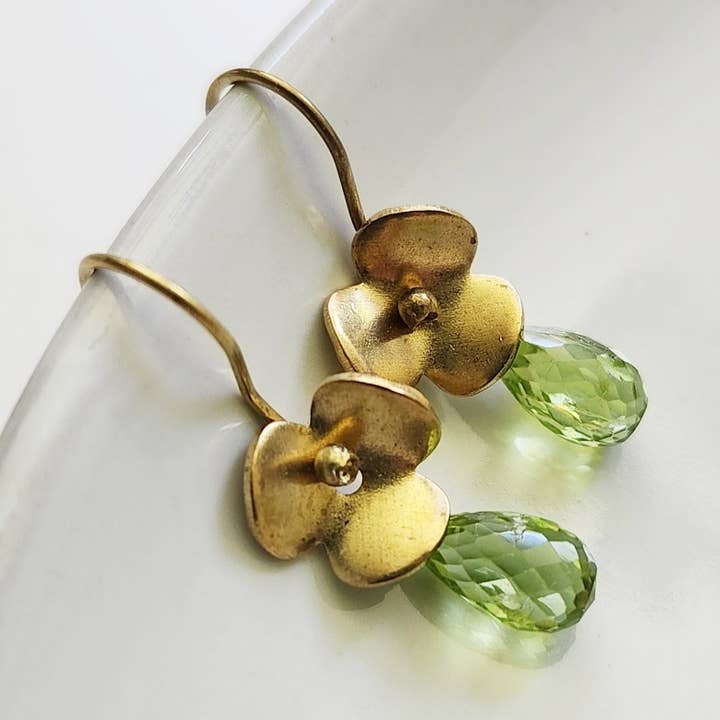 Orecchini pendenti con pietre preziose, perle e fiori per bambina. per la vendita all'ingrosso da parte di Sara Sela Jewelry