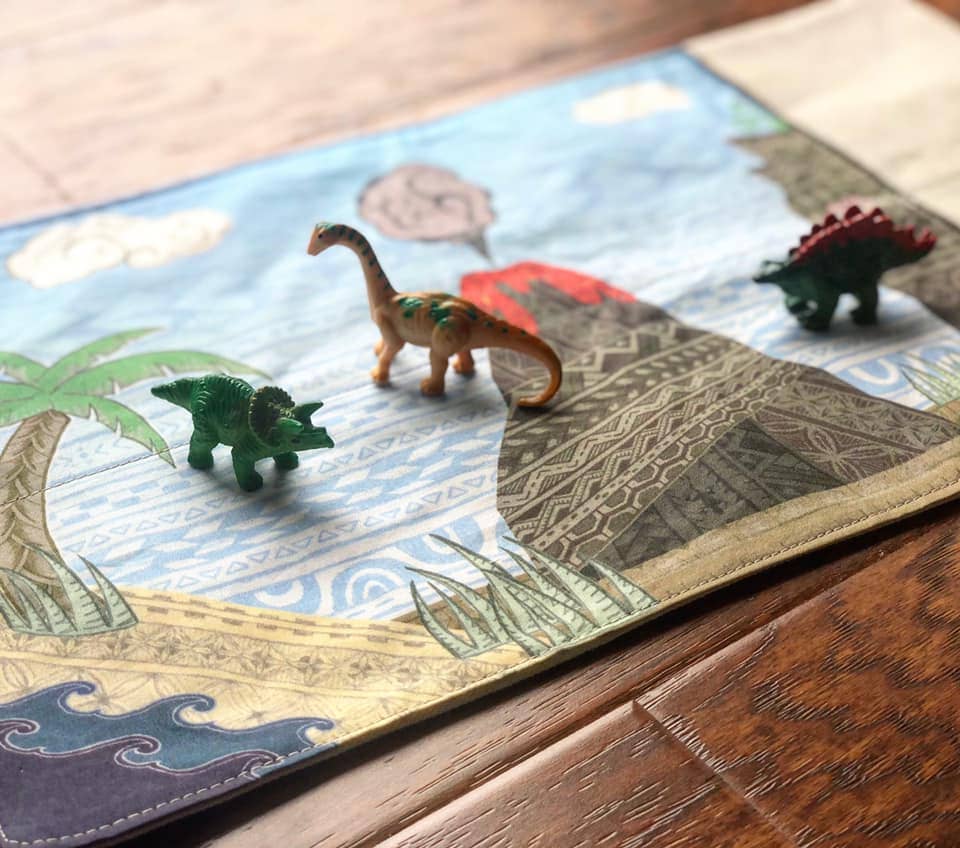 Mouse Loves Pig - Venta al por mayor Conjunto de juguetes - Niños - Alfombra de juego de viaje Tiny Worlds™ - Dinosaur2