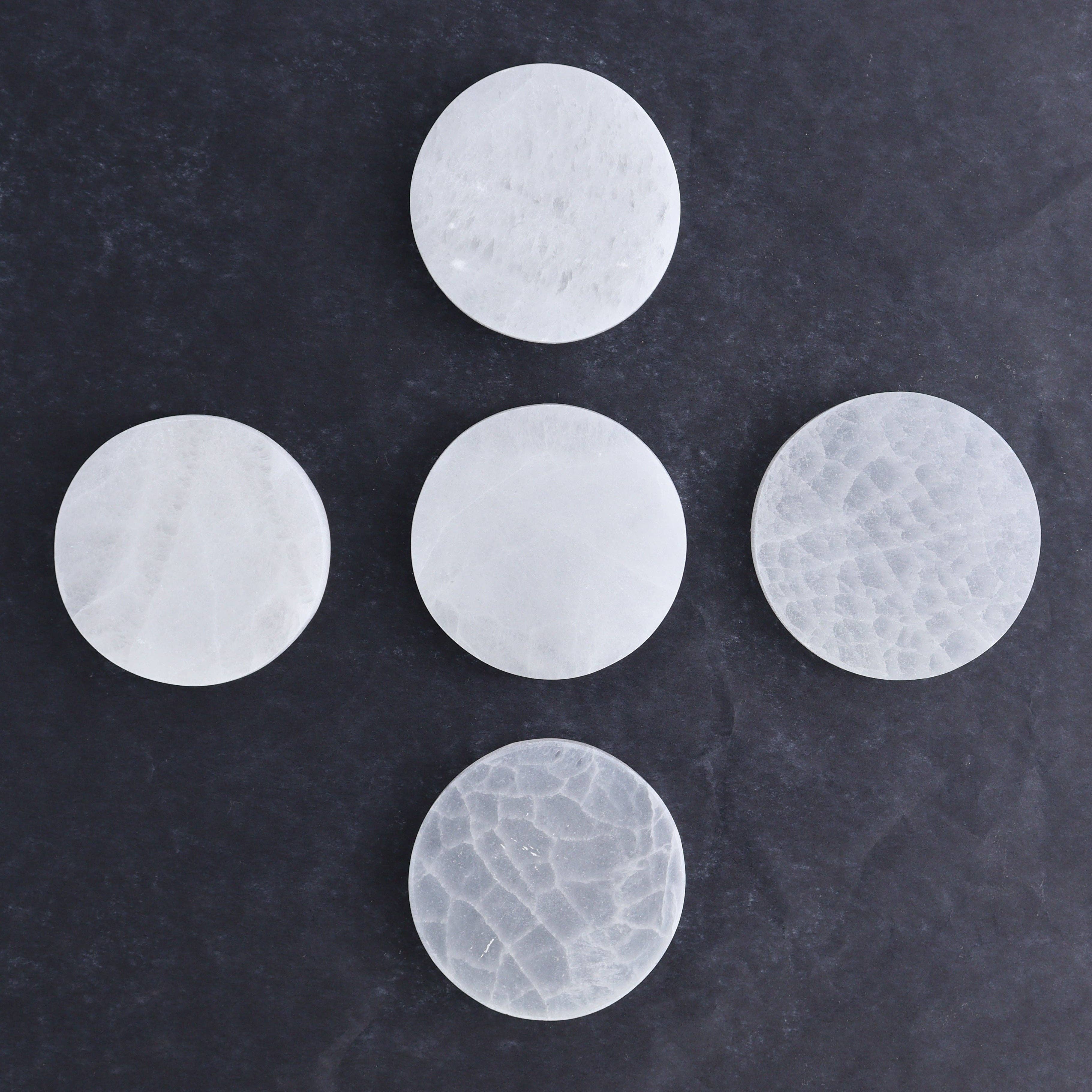 Mi Esperanza Minerals – Pedra/cristal espiritual por atacado – Um Prato Redondo de Selenite (Satin Spar) de 7 cm2