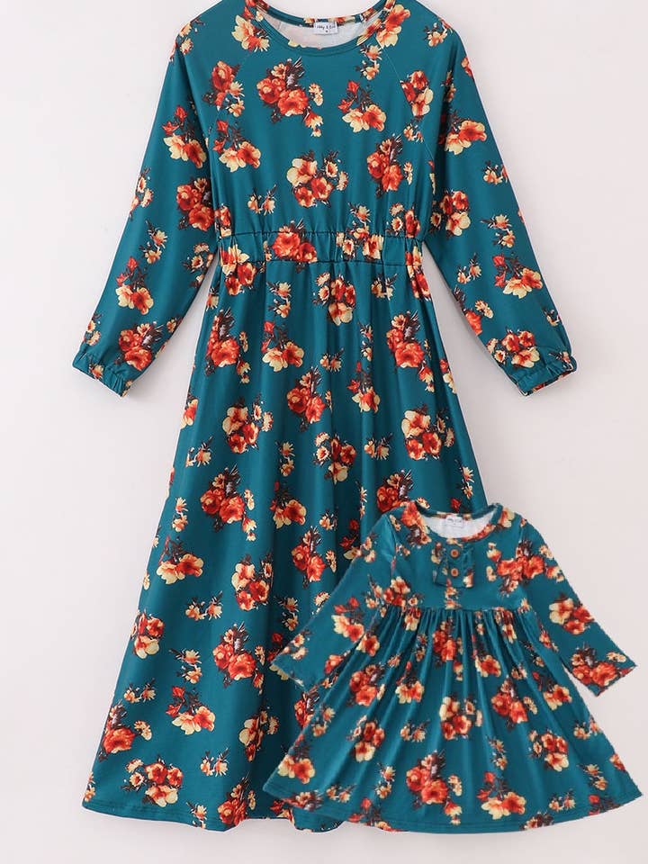 Robe verte à imprimé floral mom&me pour la vente par Aspen Rain Boutique