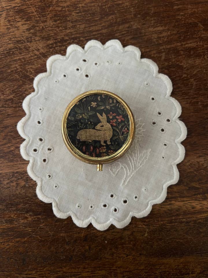 Boîte à pilules Vintage Rabbit for wholesale by M4ndylove