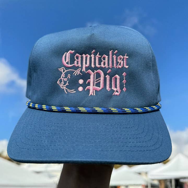 Chapeau « Porc Capitaliste » pour la vente par Freddy Tyler Paul