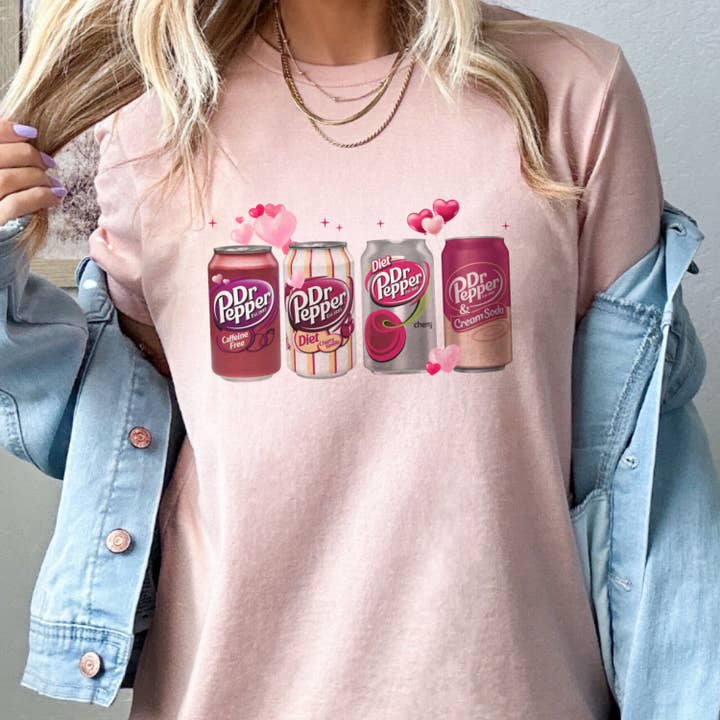Par.tees by Party On! – Engroshandel T-shirt med print - Dame – Pink Hearts Dr. Pepper valentinsbue sodavand Grafisk T-shirt