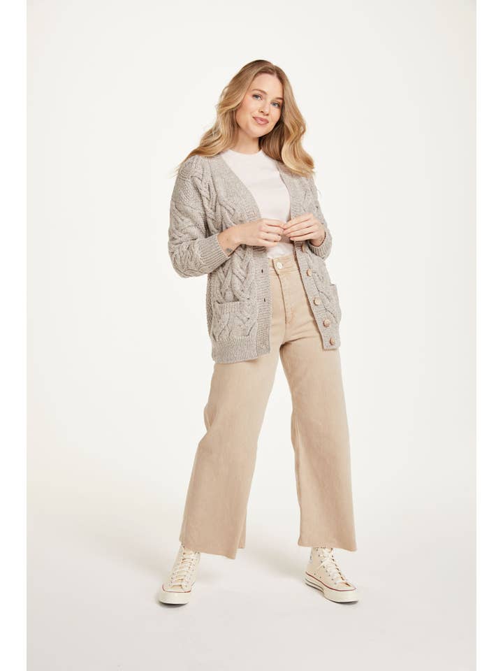 Aran Woollen Mills – Engroshandel Cardigan - Dame – Downpatrick dame Aran cardigan - havregrynsfarvet3