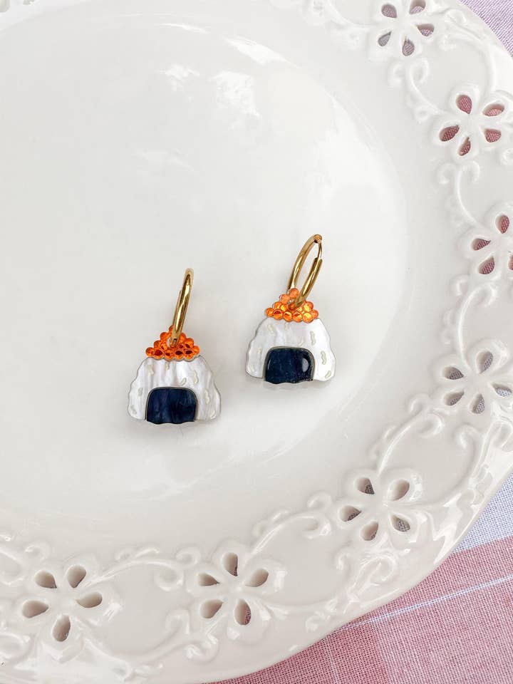 Onigiri-örhängen för wholesale av Sunnie Creative