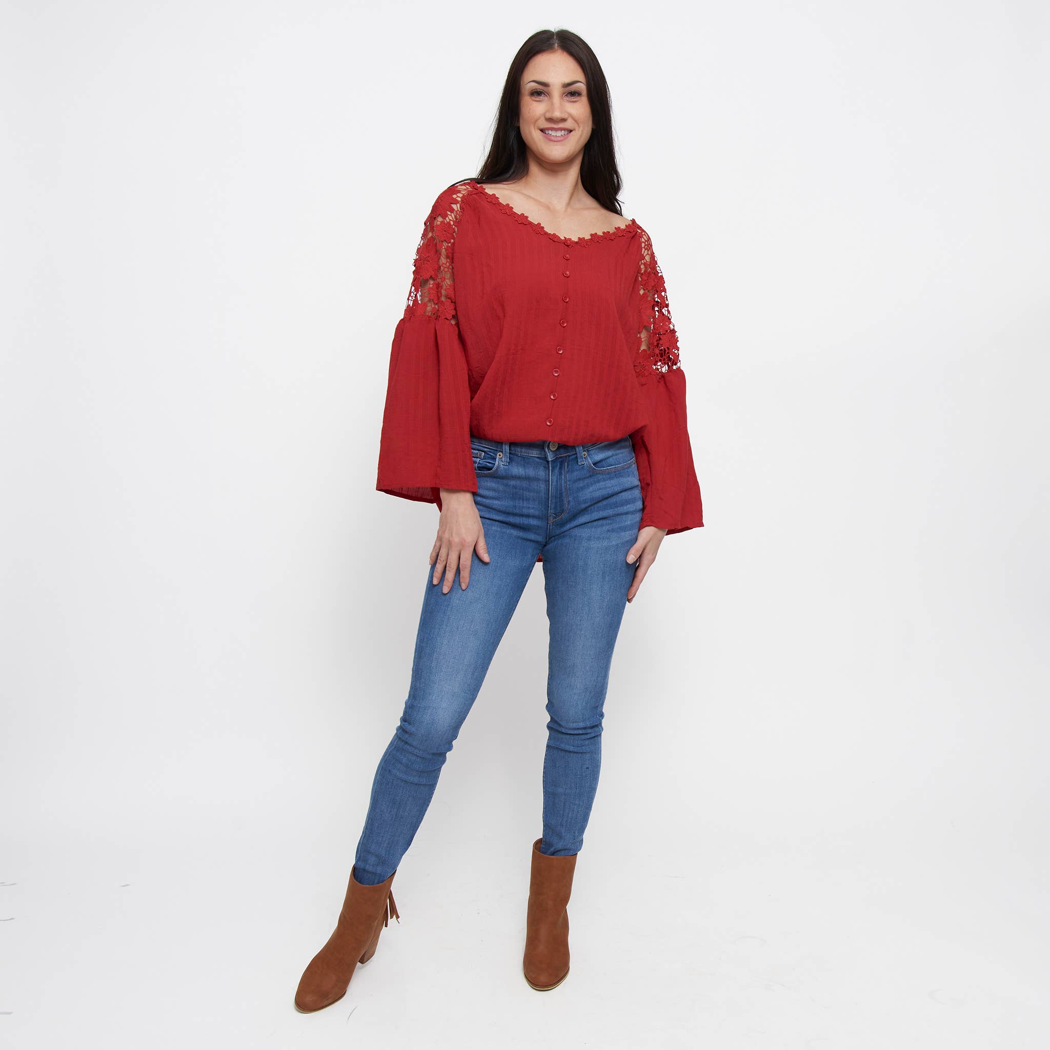 Cayenna Saldi - Camicetta Mckenna con scollo a V a maniche lunghe in pizzo in vendita all'ingrosso su Faire3