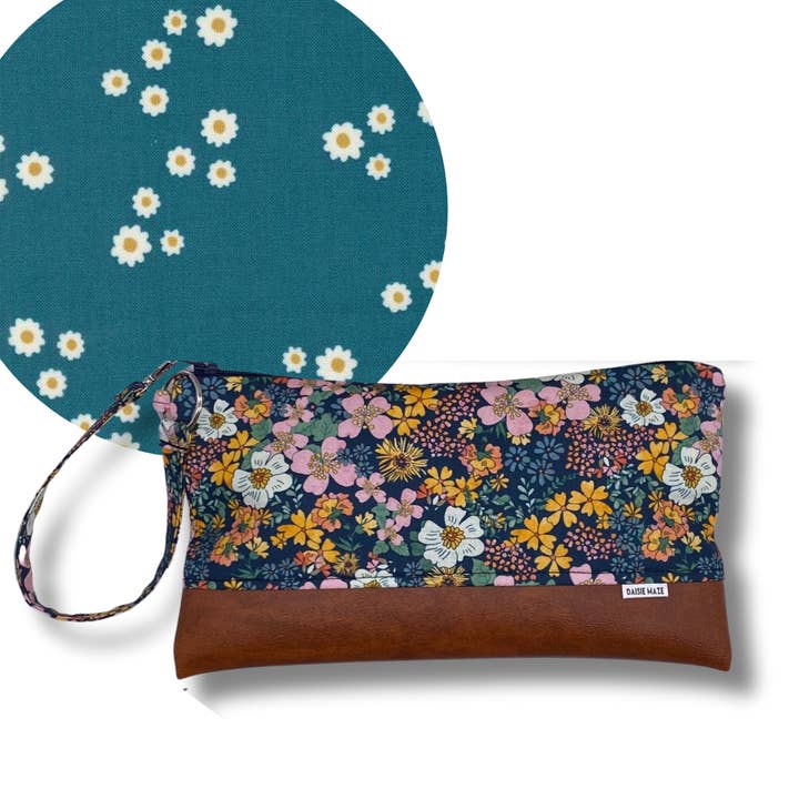 Grande Pochette à Fermeture Éclair Champ de Fleurs pour la vente par Daisie Maze