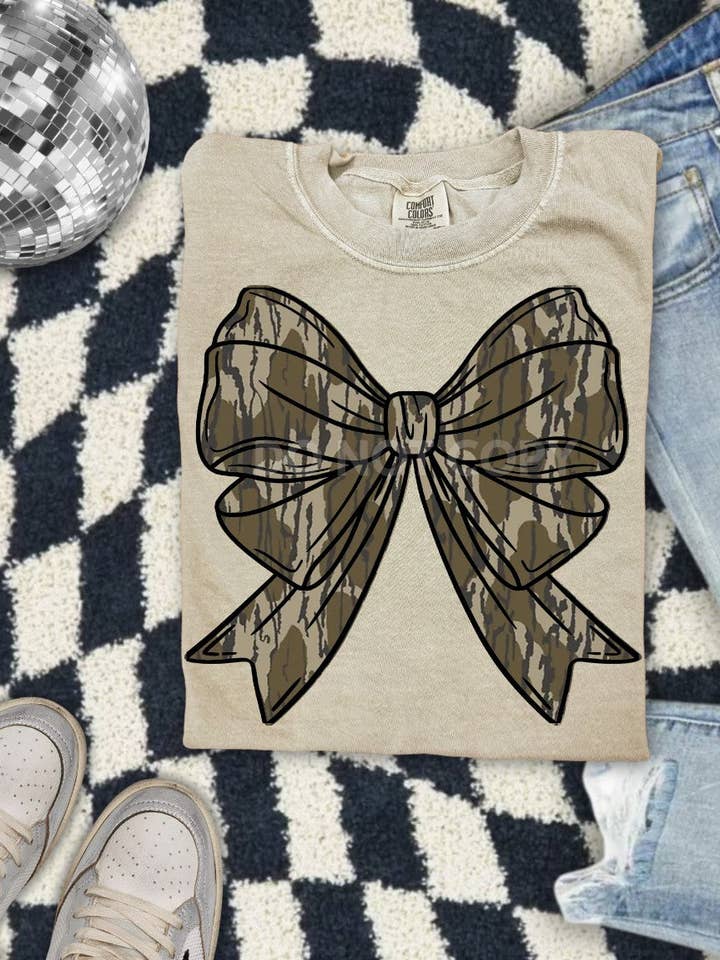 T-shirt en gros à motif camouflage avec nœud pour la vente par Wills Creek Designs