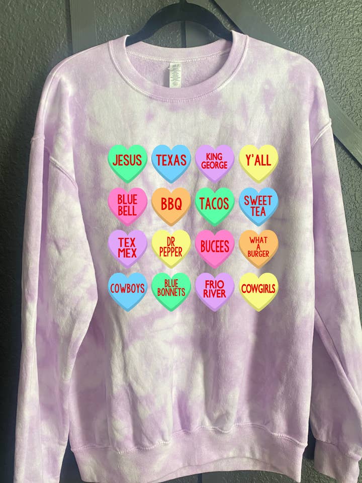 Sweat-shirt tie-dye Texas Love in Violet pour la vente par Will + Vivi