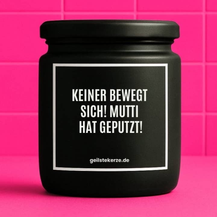 Vela orgânica vegana com frase – NINGUÉM SE MEXE! A MÃE LIMPOU! por atacado de geilstekerze